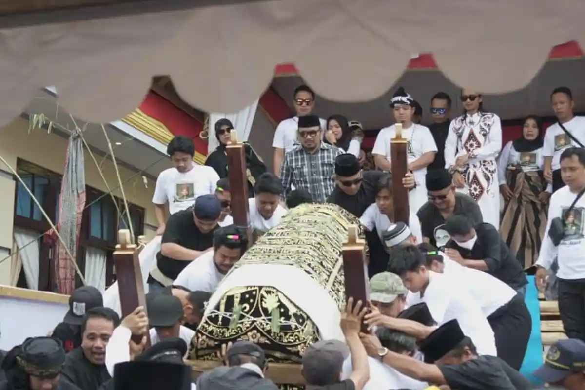 Berlangsung Sakral, Pemakaman Mendiang Syukur Bijak Dihadiri 2 Kepala Daerah dan Datu Luwu