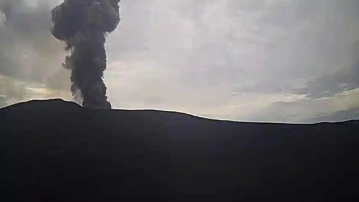 Gunung Anak Krakatau Erupsi hingga 4 Kali, Ketinggian Abu sampai 500 Meter