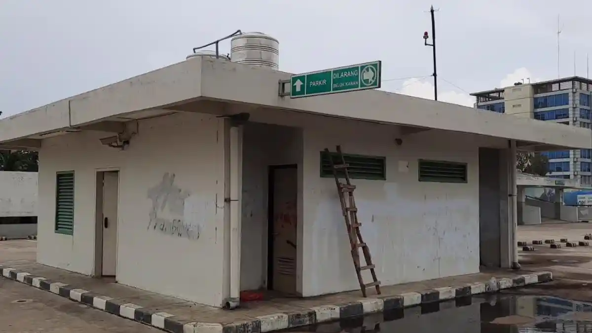 Satpol PP Kota Bekasi Grebek Muda-mudi Asyik Mesum di WC Rooftop Stadion Patriot