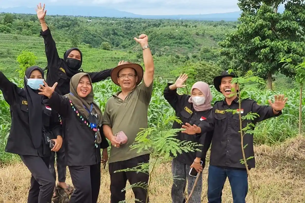 Ketersediaan Pakan Sapi Menipis, Mahasiswa KKN Unram Beri Solusi Tanam Pakan Komplit