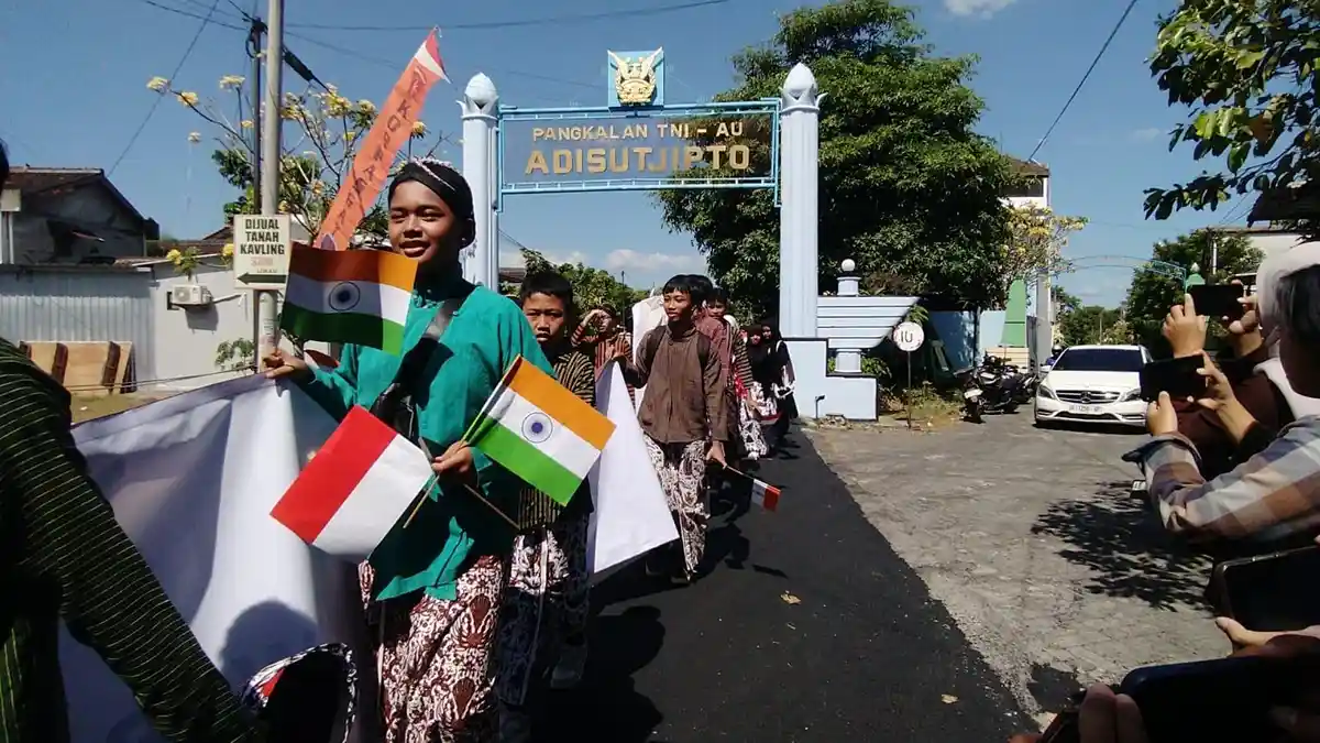 Siswa-siswi Berbusana Adat Disiapkan Sambut Kunjungan Prabowo dan PM India di Yogyakarta - Tribunjogja.com