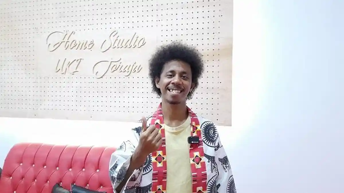 Kala Raim Laode Nyanyikan ‘Komang’ di UKI Toraja, Anak Muda Makale Lakukan Ini