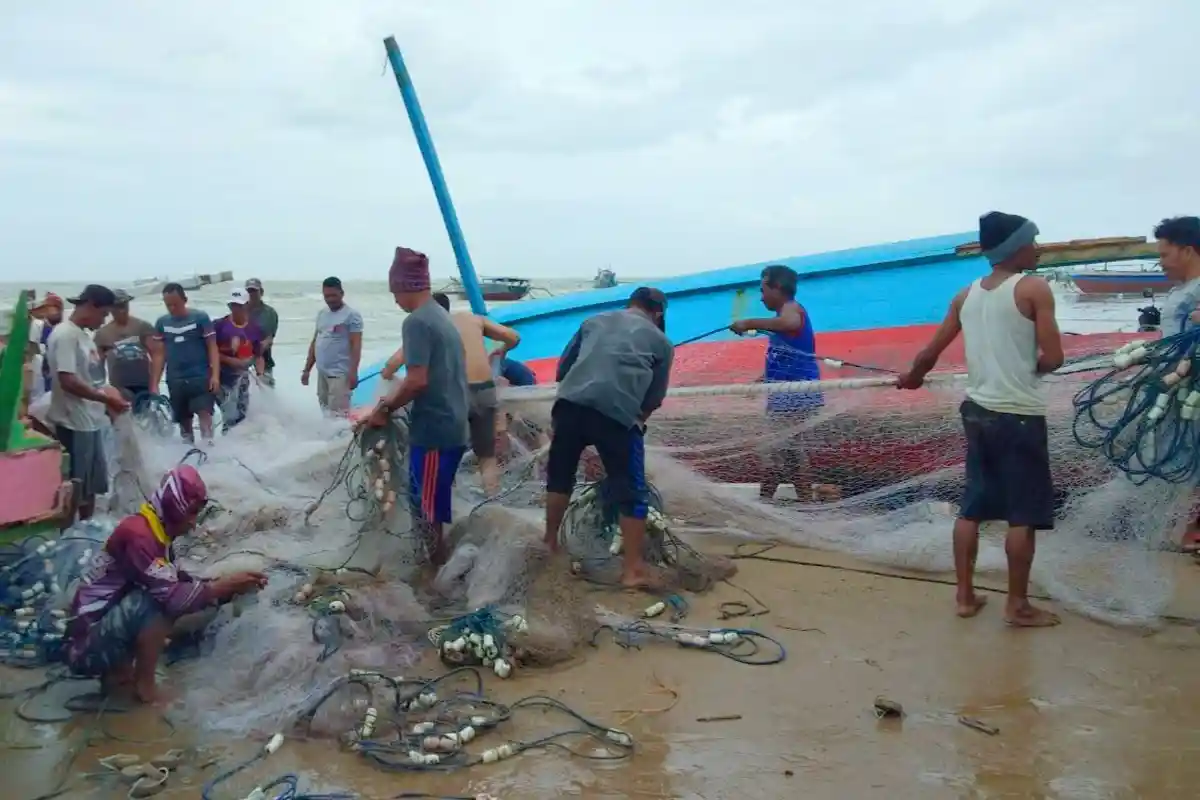 Tak Melaut karena Ombak Tinggi, Nelayan Merauke Fokus Perbaiki Jaring
