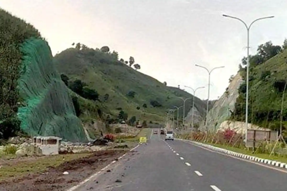 Apa Itu Geomat? Lapisan Hijau di Lereng Bukit Sepanjang Jalan Menuju Sirkuit Mandalika