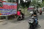 Spanduk Menolak Penutupan Pintu Lintasan KA di Cengkarang