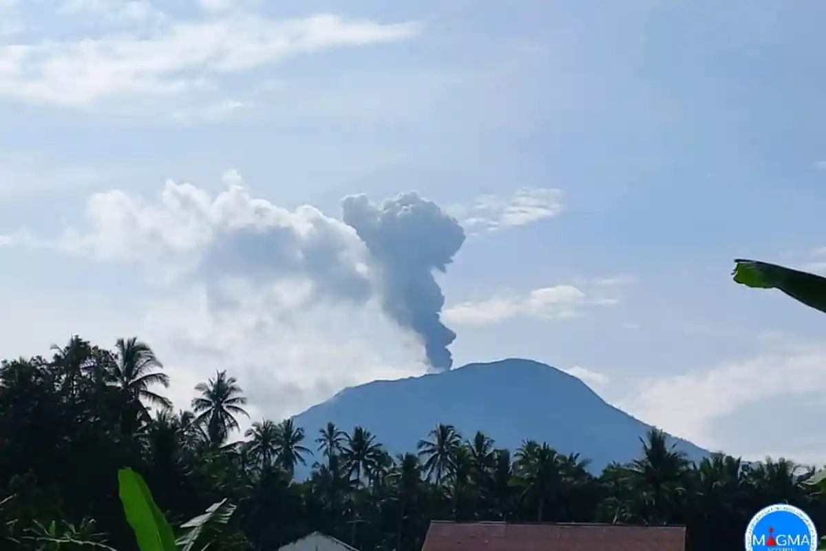 Gunung Api Ibu Kembali Erupsi,  Warga Diimbau Jauhi Radius 2 Km dari Puncak