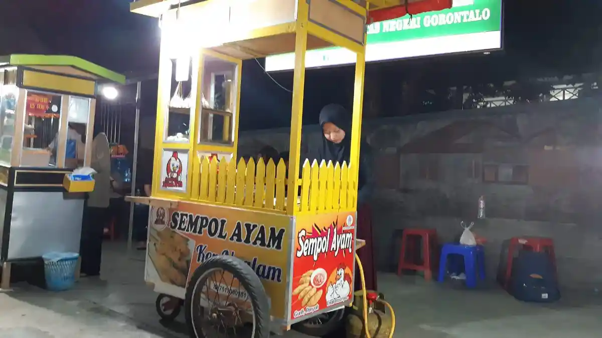 Rindi Atika Mahasiswi Gorontalo Kerja Jaga Lapak Sempol Ayam demi Kurangi Beban Orangtua