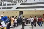 Aktivitas-penumpang-di-dermaga-Pelabuhan-Ahmad-Yani-Ternate-jelang-Lebaran-2023.jpg
