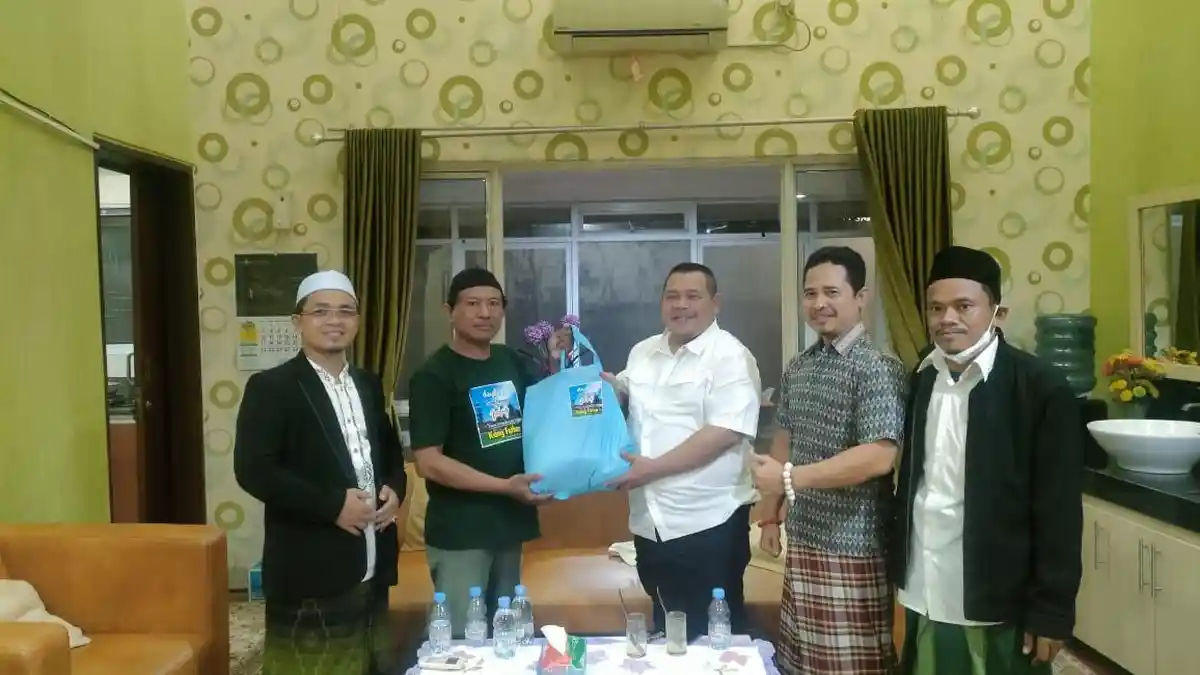 Peduli Warga Demak Perantau, Ketum PDBN Bagikan Paket Sembako