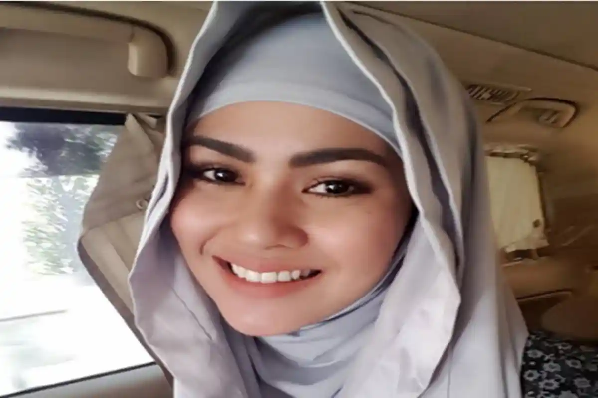 9 Foto Kartika Putri Berhijab Bikin Netizen Adem Liatnya,Subhanallah Mbak Inyong Cantik Banget!