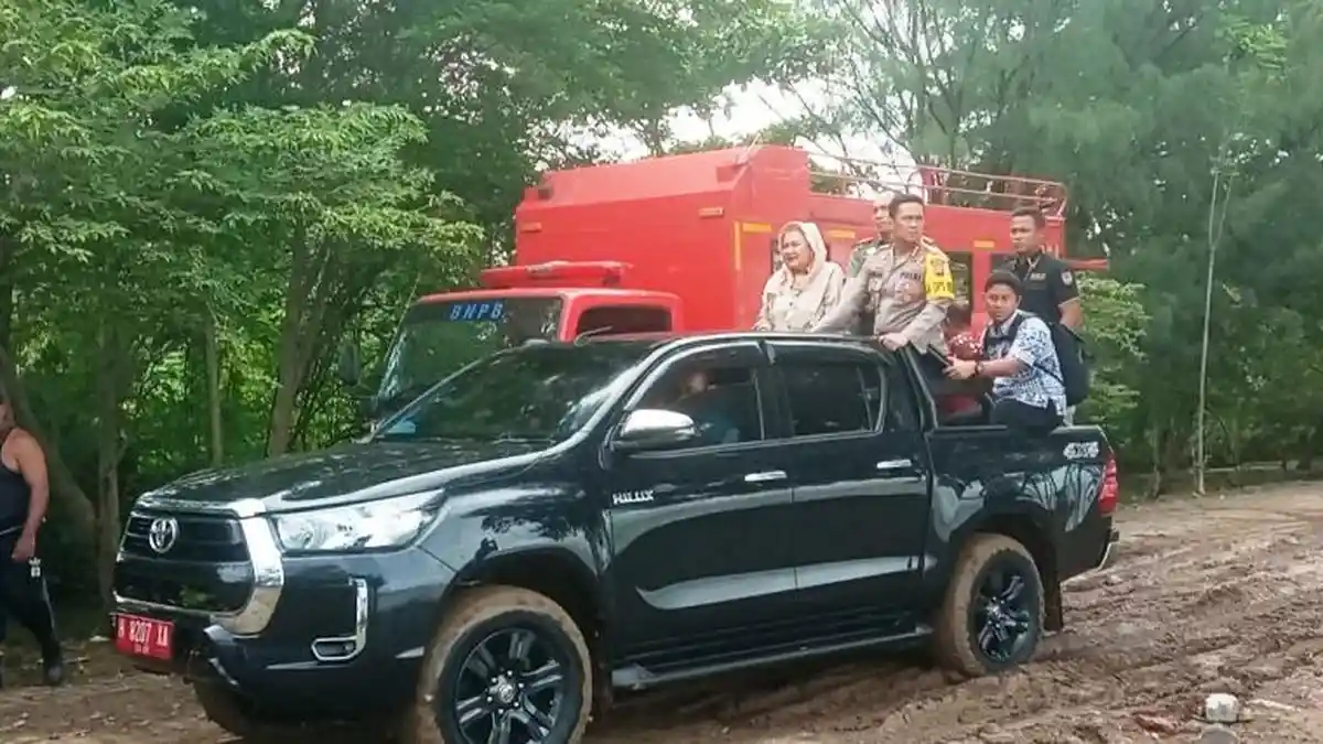 Tinjau Lokasi Banjir, Ita Minta Pengelola Kawasan Marina Semarang Perkuat Tanggul Pantai