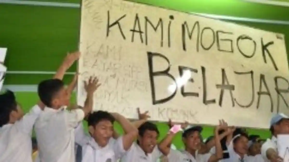 Mogok Belajar, Siswa di Melawi Protes Bagunan Kios yang Menutup Jalan Sekolah