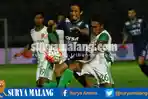 arif-suyono-gelandang-arema-cronus-berebut-bola-dengan-wanda-syahputra_20161125_223901.jpg