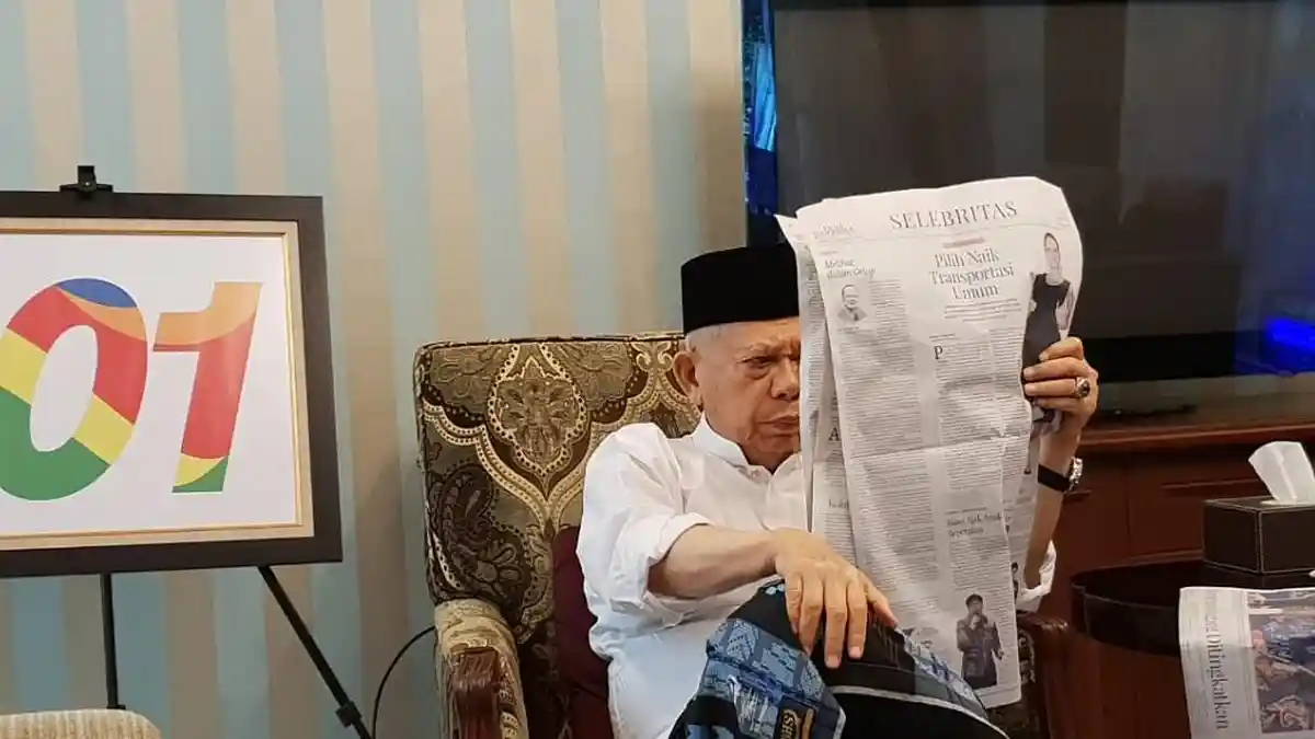 Pag Tadi Ma'ruf Amin Santai Baca Koran dan Bermain dengan Cucu
