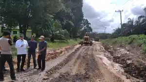 Jelang-Mudik-Lebaran-Wakil-Ketua-DPRD-Jambi-Tinjau-Jalan-Rusak-di-Bahar-Utara.jpg