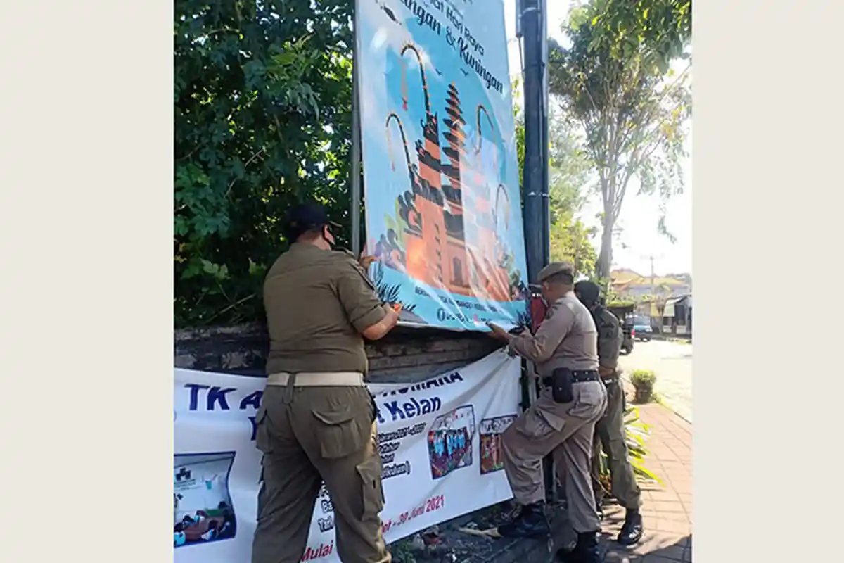 Ratusan Baliho dan Spanduk Kembali Diturunkan Satpol PP Badung