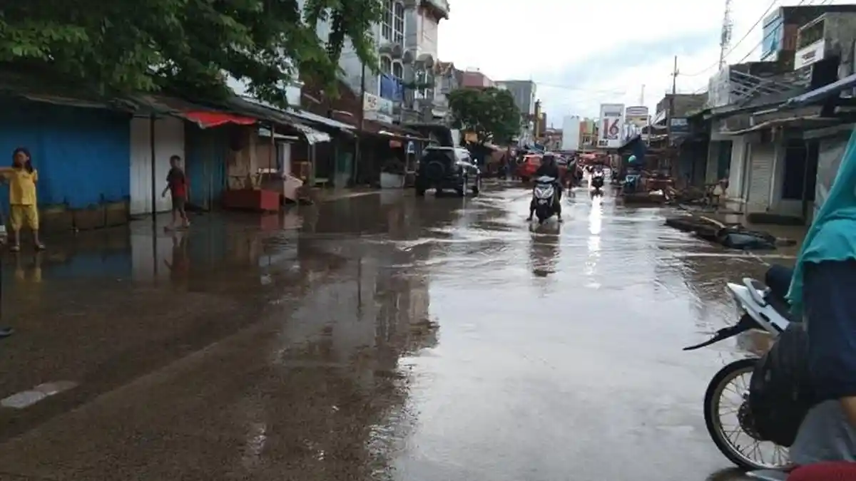 Banjir di Pasar Labuan Pandeglang Perlahan Mulai Surut