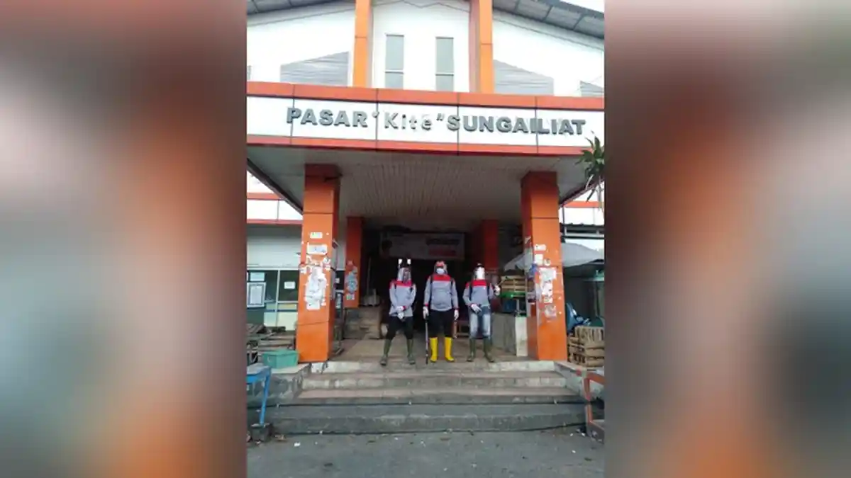 PMI Bangka Semprotkan Disinfektan ke Pasar Kite Sungaliat