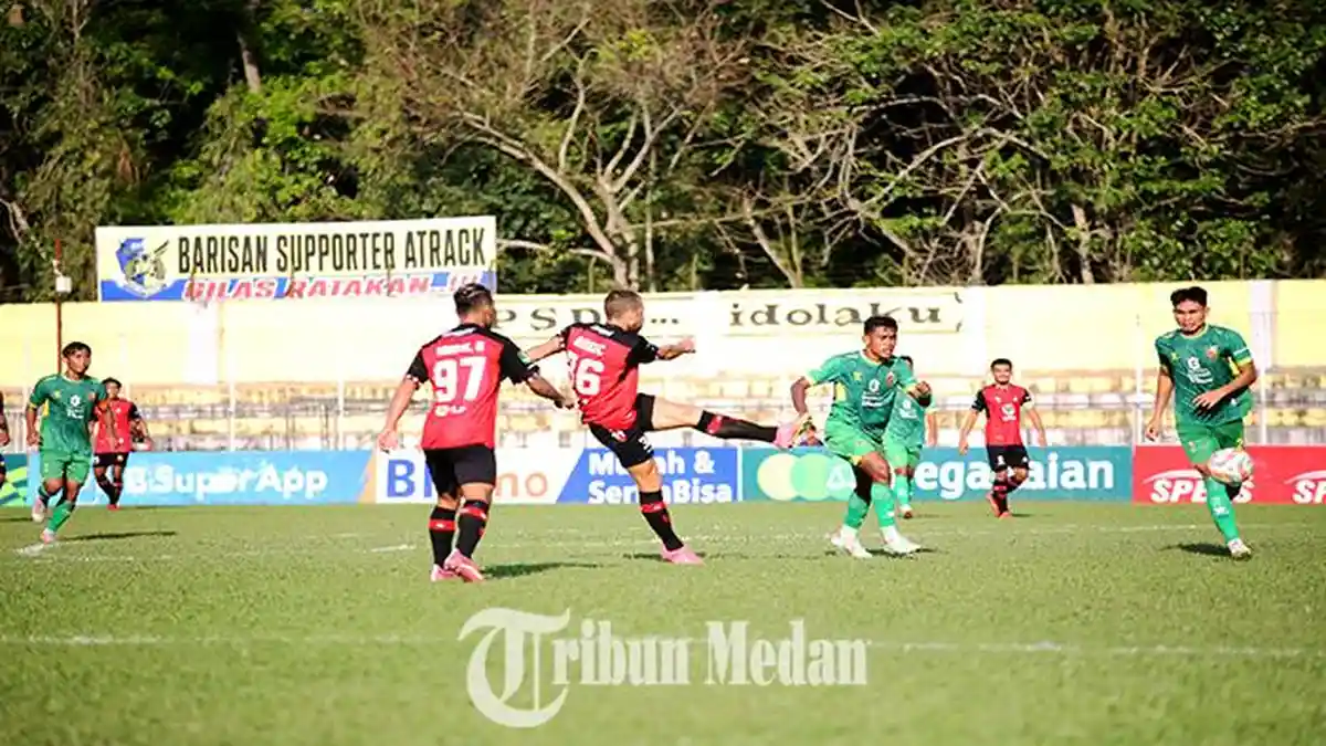 Berita Foto: KALAH 1-3 dari Sriwijaya FC, Sada Sumut FC Degradasi ke Liga 3 - 21012024_MELEPASKAN-TENDANGAN_ABDAN-SYAKURO-2.jpg
