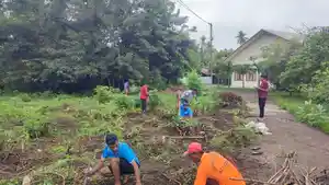 BERSIHKAN-RUMPUT-Jajaran-Lembaga-Pemasyarakatan-Kelas-III-Lembata-di-Lewoleba.jpg