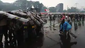 Bentrok-Polisi-dengan-Demonstran-Bubarkan-DPR_20250829_071351.jpg