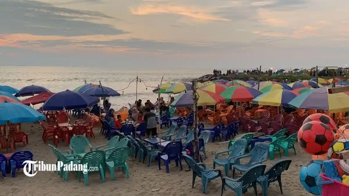 POPULER PADANG: Kunjungan Pantai Padang Meningkat dan Aksi Cabut Paku dari Pohon