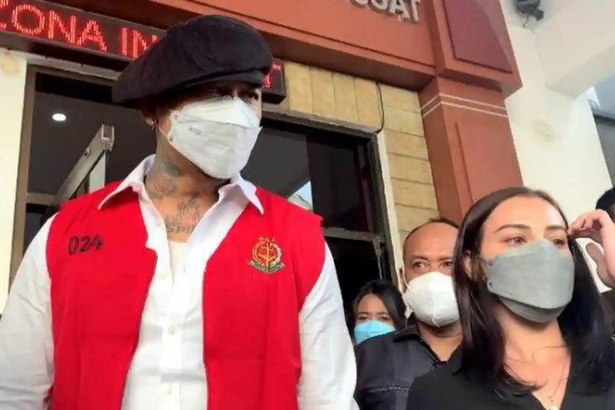 Jerinx SID Disambut dan Dijamu Penggemarnya di Penjara