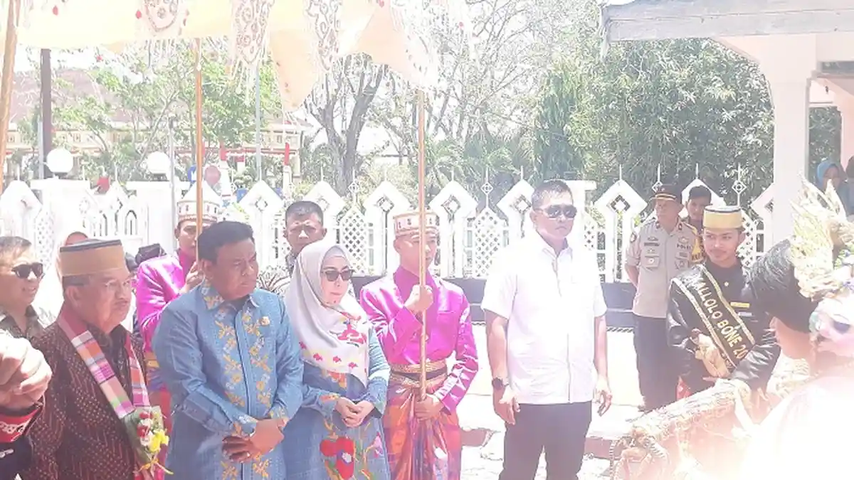 Jelang Akhir Masa Jabatan, Wapres JK Disambut Upacara Adat di Kampung Halamannya Bone