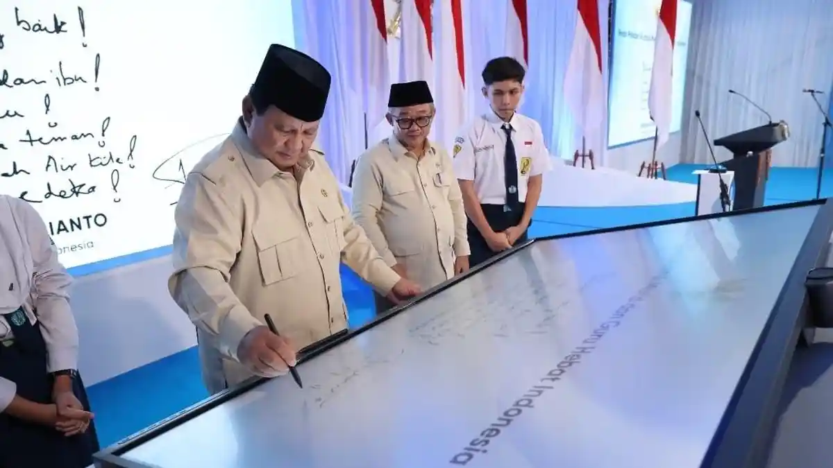 Tahun Depan, Presiden Prabowo Targetkan 1 Juta Panel Interaktif Dipasang di Sekolah