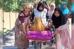 Viral-seorang-bidan-dorong-gerobak-berisi-ibu-hamil-yang-mau-melahirkan-lewati-jembatan-gantung.jpg