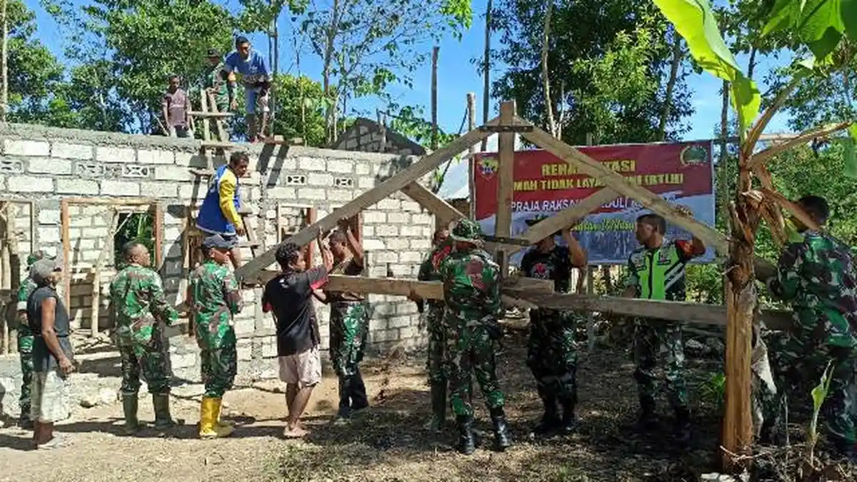 Percepat Pembangunan RTLH, Babinsa Kodim 1621 TTS Bantu Pengerjaan