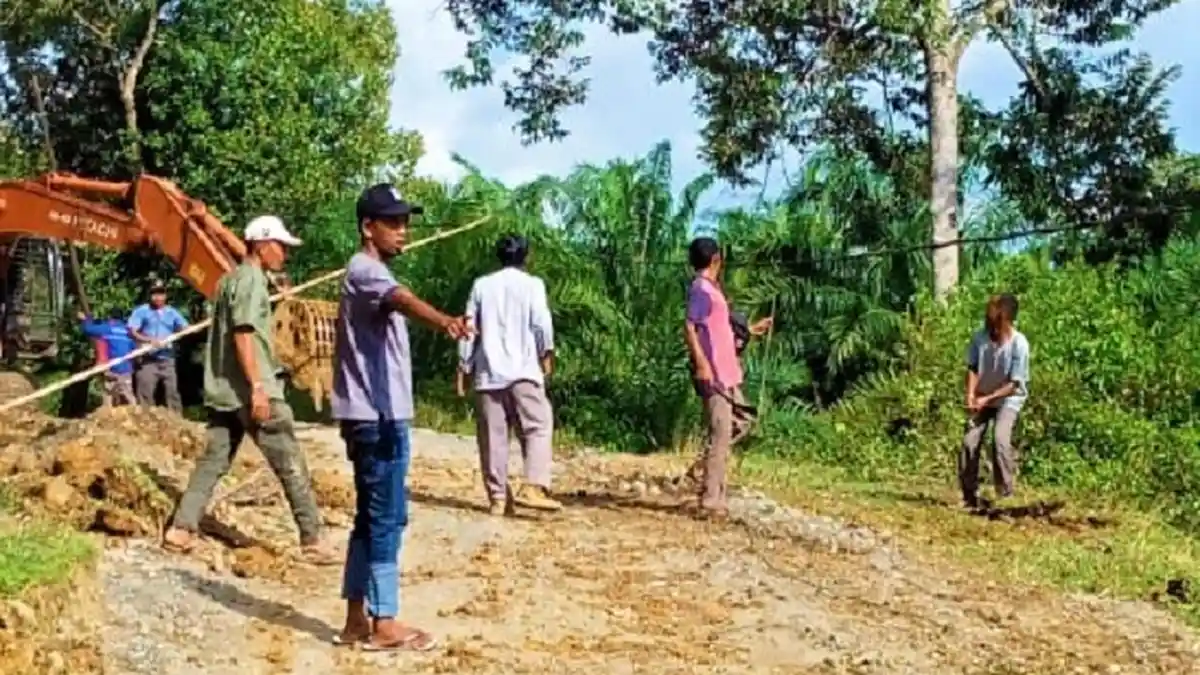 Bahaya! 100 Meter Kabel Listrik Terjuntai di Tanah, Sebagian Sudah Terkelupas, Warga Takut Tersetrum