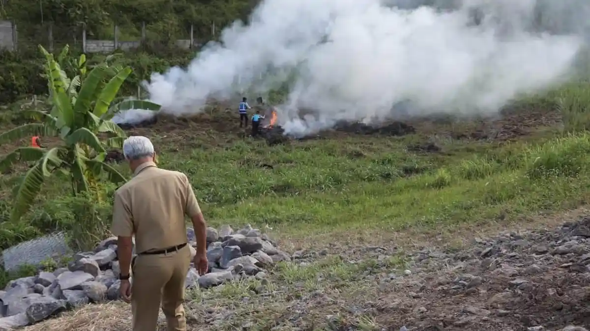 Ganjar Bergegas Turun dari Mobil, Padamkan Api dan Kepulan Asap di Pinggir Tol Bawen - Semarang
