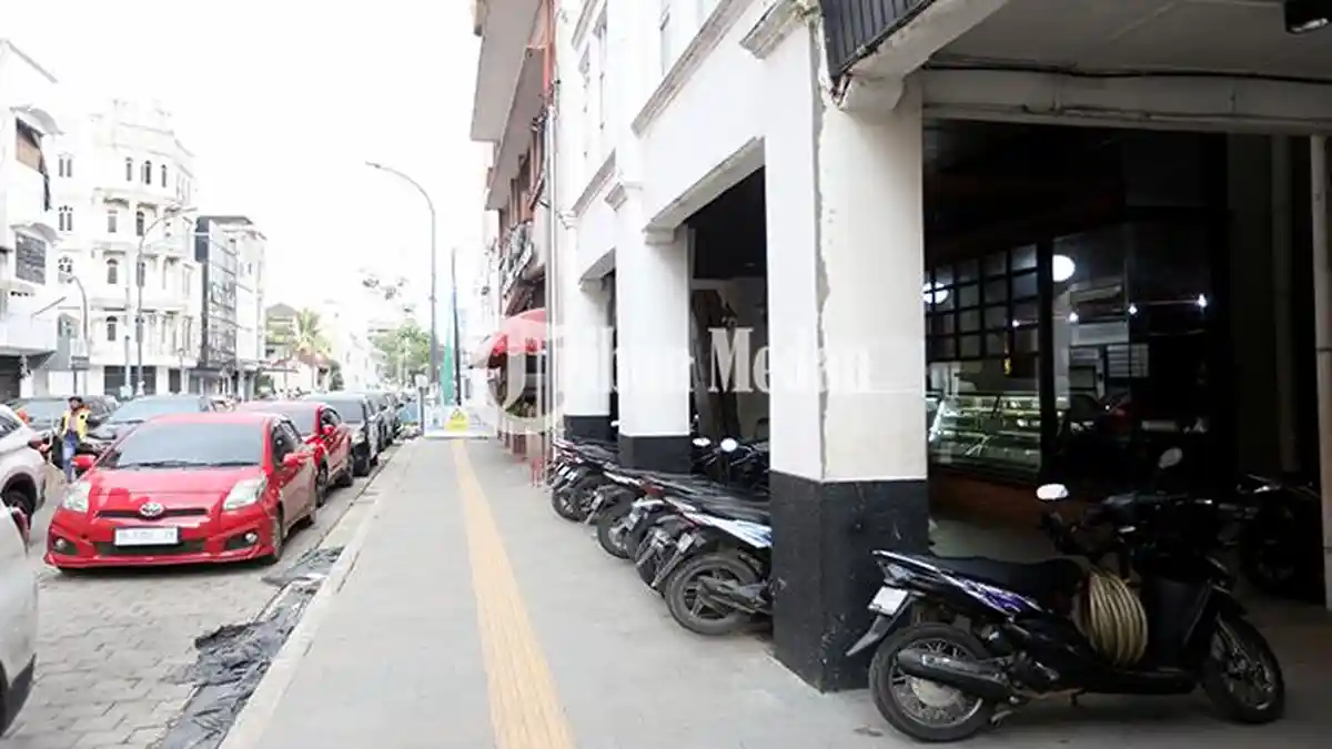 Berita Foto: Banyak Kendaraan Parkir di Atas Trotoar, Jalan Ahmad Yani Minim Lahan Parkir - 02102023_PARKIR-DIATAS-TROTOAR_ABDAN-SYAKURO-1.jpg