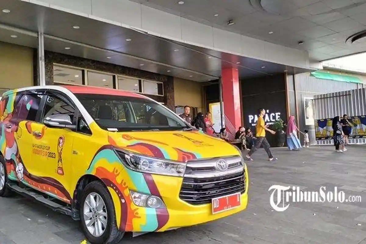 Bentuk Dukungan, Gibran Parkirkan Mobil Dinas di Lokasi Festival Kuliner Non-Halal Solo