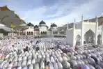 sholat-berjemaah-di-masjid-dan-halamannya.jpg