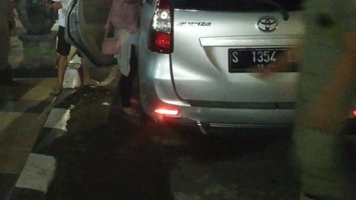 Sepasang Muda-mudi Digerebek di dalam Mobil Bergoyang, Ditemukan Banyak Tisu dan Kondom Bekas Pakai