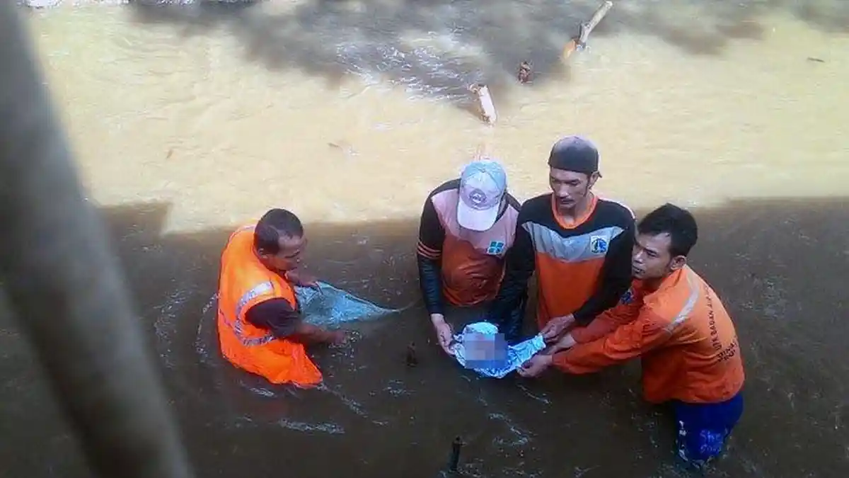 Mayat Bayi Ditemukan Mengambang di Bantaran Kali Ciliwung