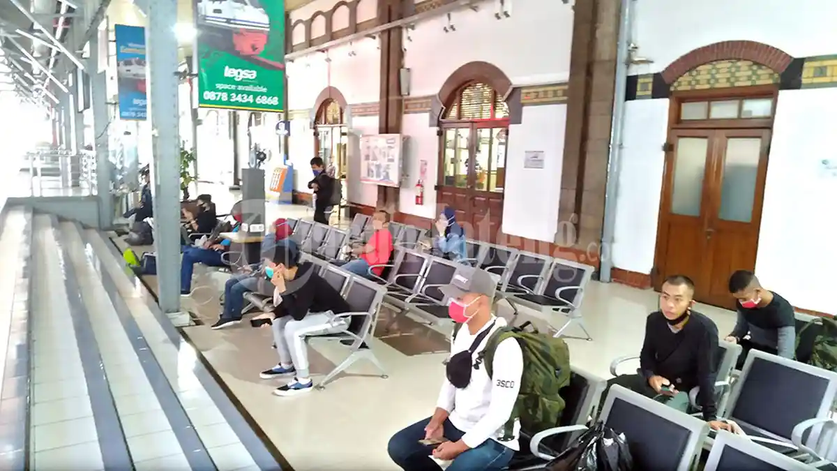 Dijaga Ketat, Banyak Calon Penumpang Ditolak Naik Kereta Api