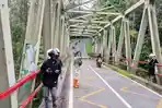 Petugas-membubarkan-kerumunan-pengunjung-Jembatan-Cangar.jpg