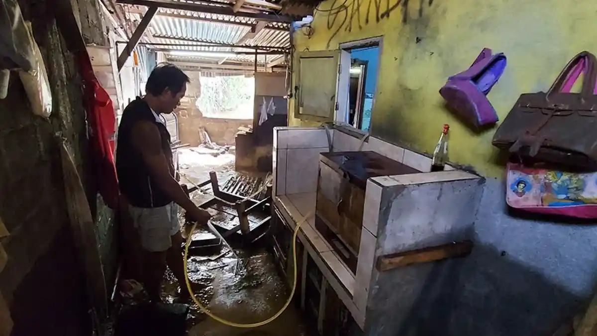 Banjir Landa Ratusan Rumah di Girian, Dapur Warga Jebol dan Hancur