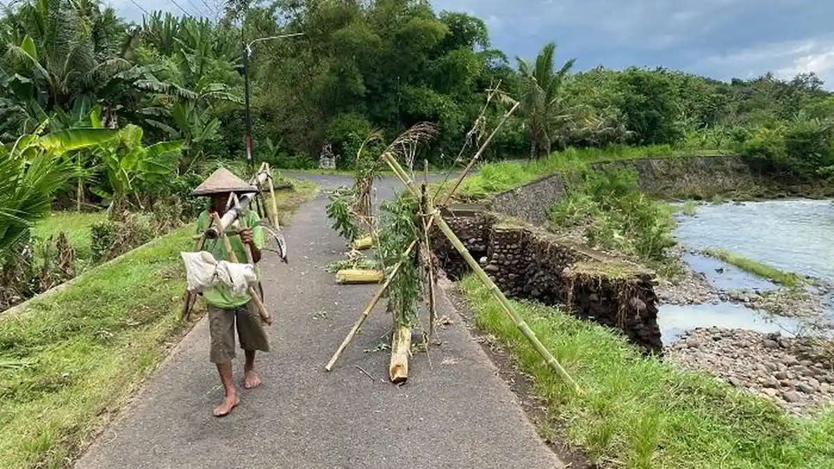Hanya Bisa Dilalui Motor dan Pejalan Kaki, Senderan Jalan Sepanjang 20 Meter di Pendem Rusak Parah