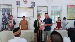 Valerius-Isnoho-saat-mendaftarkan-diri-sebagai-calon.jpg