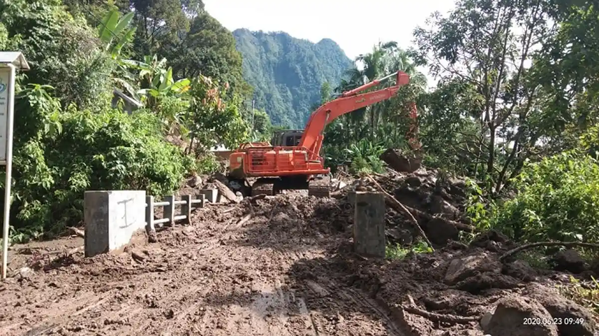 Update Longsor Tanjung Sani Agam, Alat Berat Bekerja Bersihkan Jalan Agar Dapat Dilewati Kendaraan