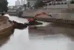 Alat Barat Mengeruk Lumpur Kali Ciliwung