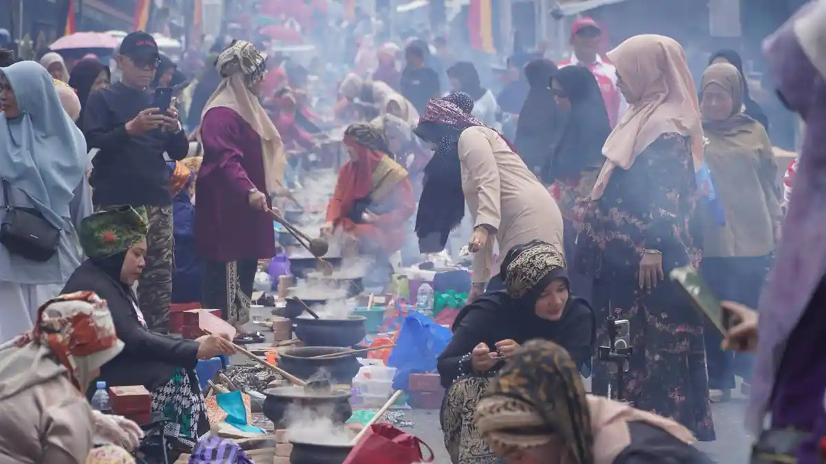 Pakai Baju Kurung Basiba, Intip Keunikan Lomba Memasak Sambalado Tanak ...