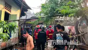 Api-dengan-cepat-melumat-puluhan-bandsar-Raya-Padang.jpg