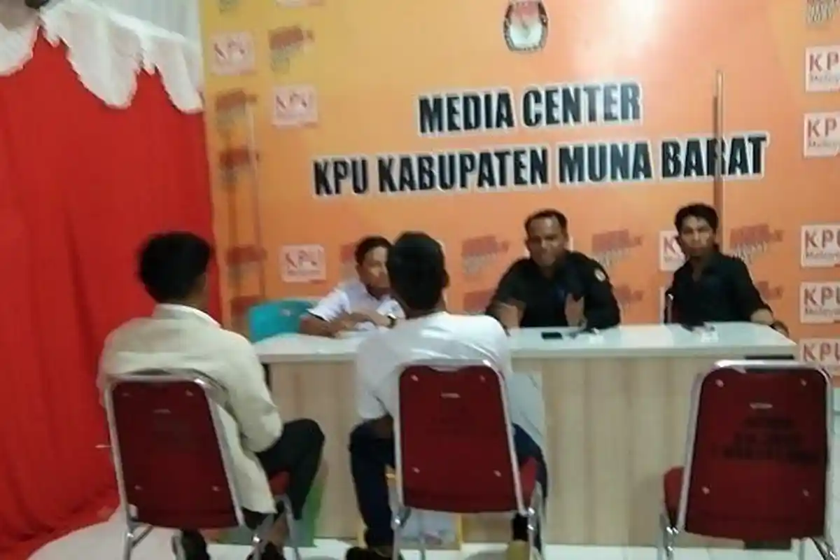 Fajar Hasan-Sarina Utus LO Daftar Pilkada Muna Barat di KPU Hari Terakhir Perpanjangan Pendaftaran