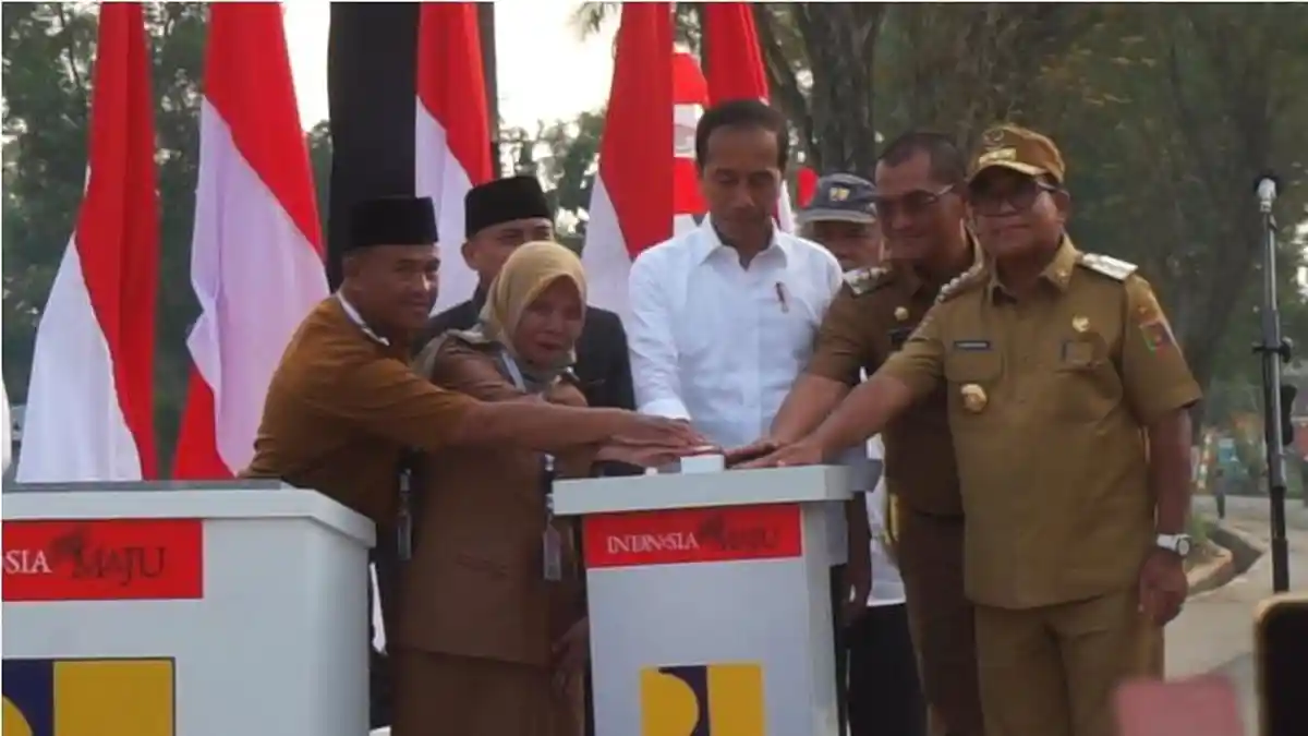 Jokowi Resmikan Jalan Senilai Rp 806 Miliar di Lampung