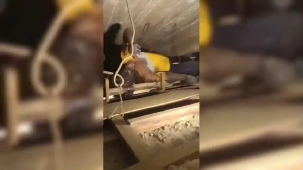 Jasad Pria Tewas Membusuk Dalam Plafon Pabrik di Jaktim, Diduga Ingin Mencuri